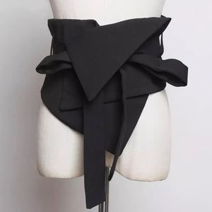 Asymmetrical bandage belt